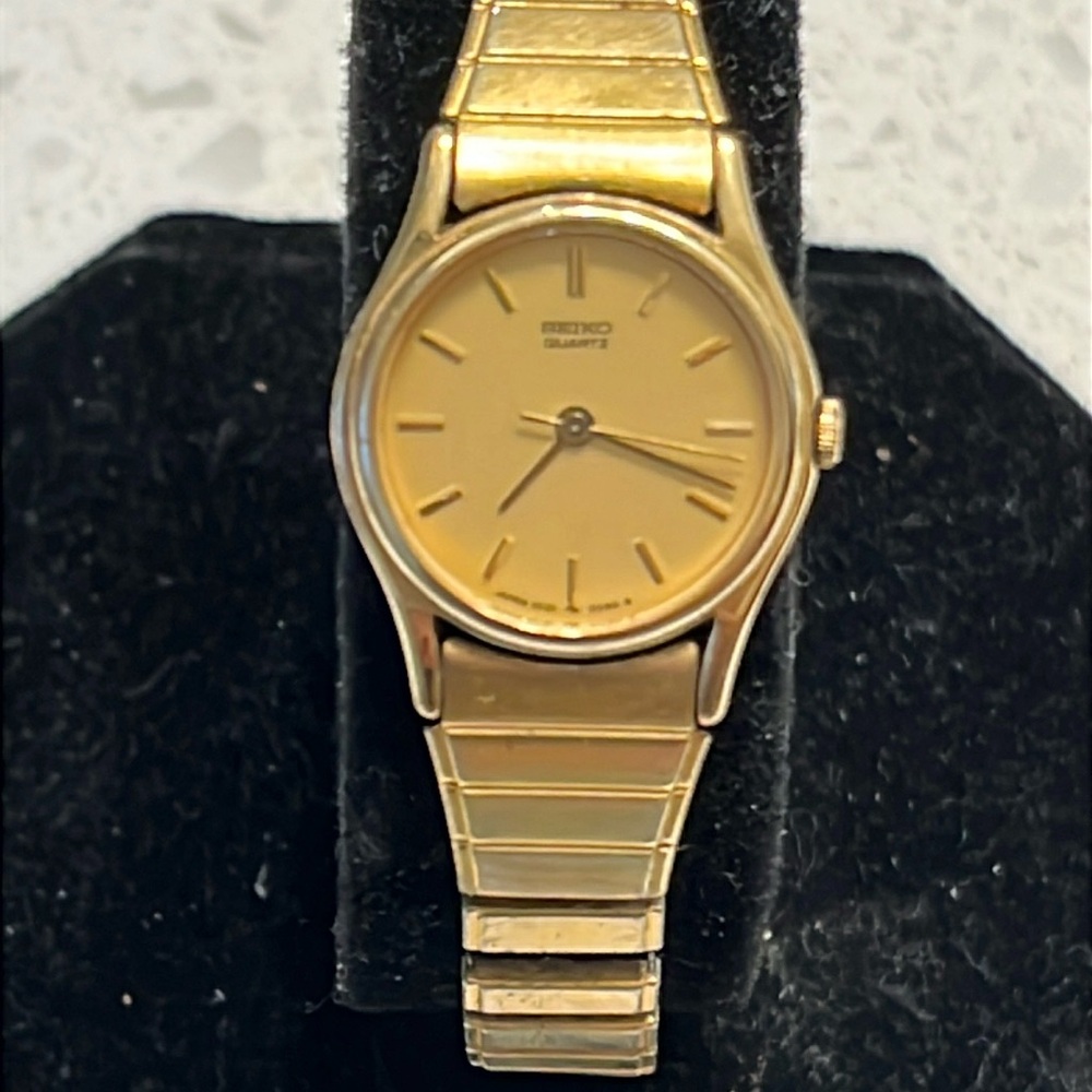 Vintage gold tone Seiko stretch bracelet watch